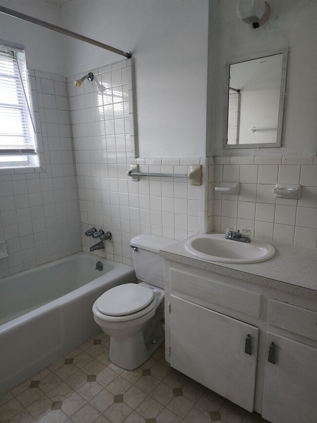 Building Photo - 405 Robertson Ave