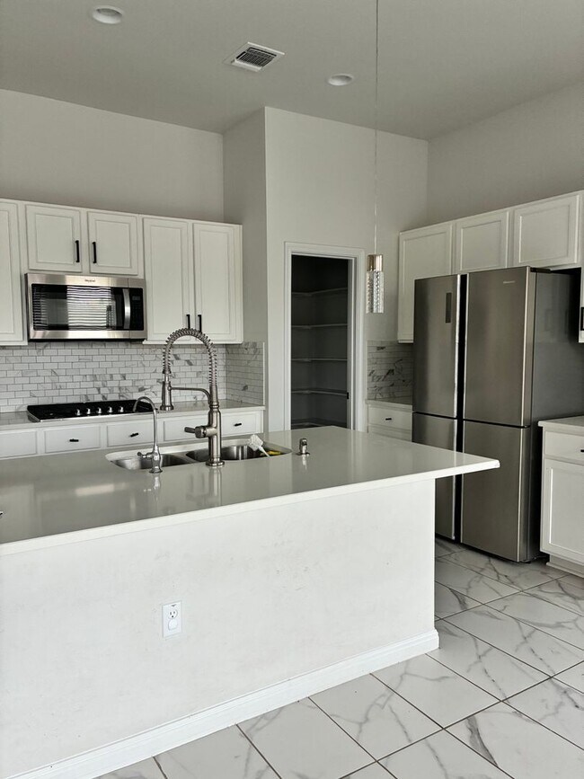 Foto del edificio - Elegant 6 BR 5 BA Home with Modern Amenities