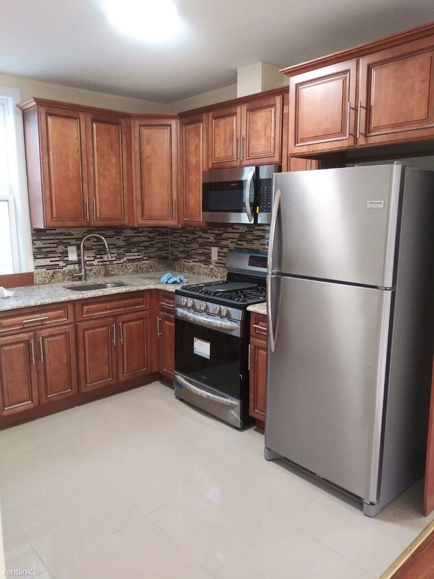 Primary Photo - 1 br, 1 bath Apartment - 184 Zabriskie St