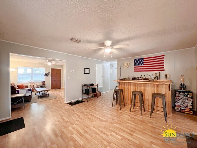 Building Photo - Centrally located and renovated Mary Esthe...