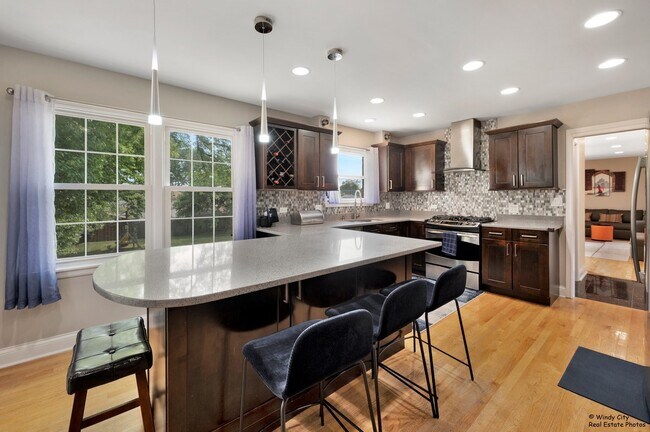Foto del edificio - 3111 Old Glenview Rd