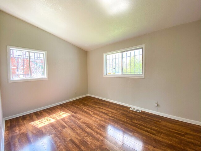 Foto del edificio - Spacious 3 Bedroom with Updated Kitchen