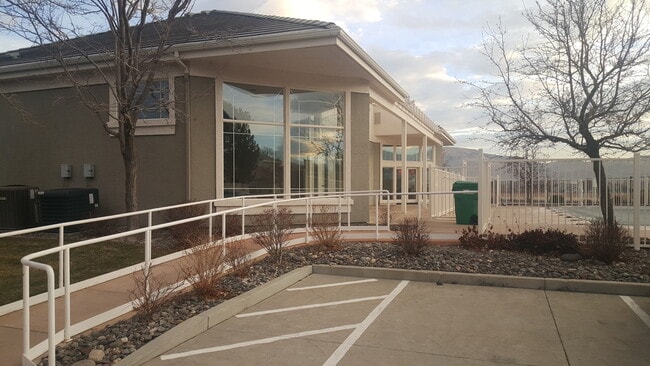 Building Photo - 2 bedroom 2 bath home, 2 car garage, in So...