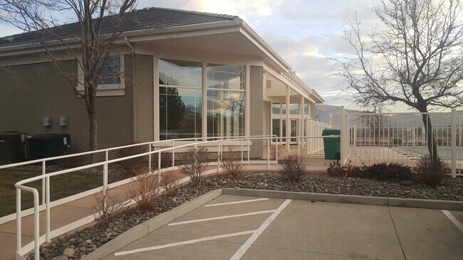 Foto del edificio - 2 bedroom 2 bath home, 2 car garage, in So...