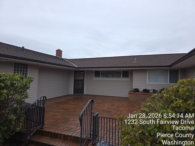 Foto del edificio - View home North Tacoma - 3 bedroom, 3.5 bathroom, 6 car garage - Available NOW!!!