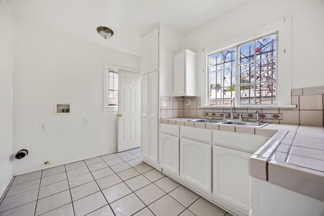 Foto del edificio - 1712 1/2 W 39th St, REAR