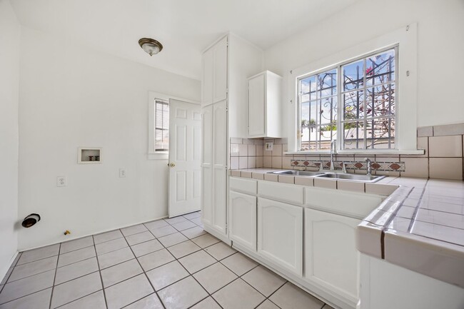 Building Photo - 1712 1/2 W 39th St, REAR