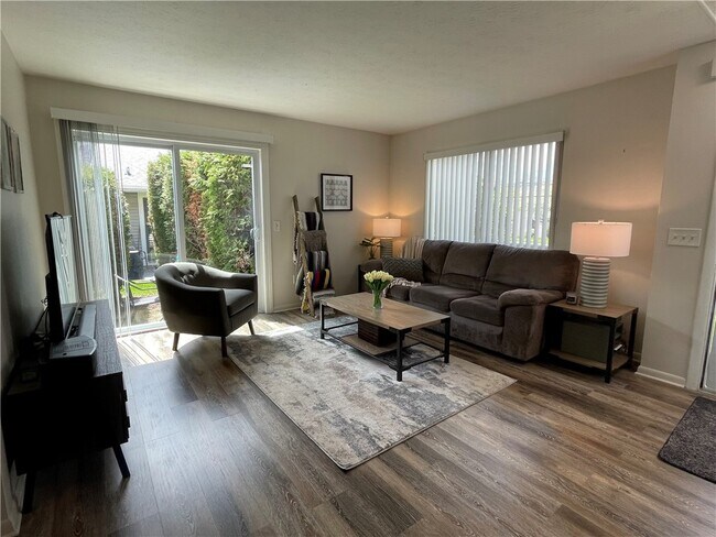 Foto del edificio - 894 Eastbrooke Ln