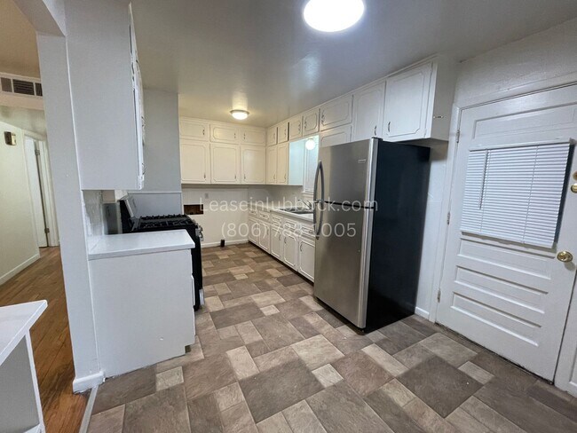 Foto del edificio - 3 bedroom, 1 bath w/Carport & Large Backyard