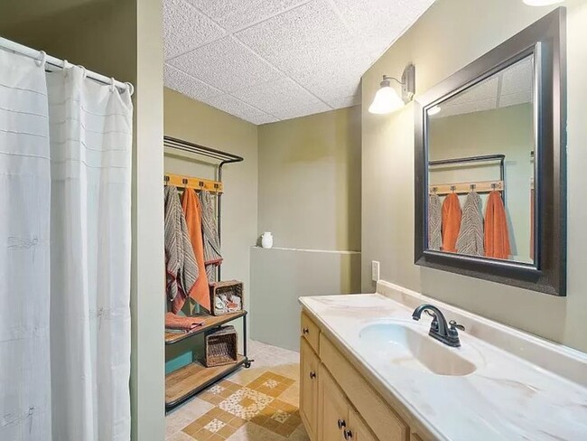 Building Photo - Section 8 Approved, 6 bedroom, 3 Bath Sing...