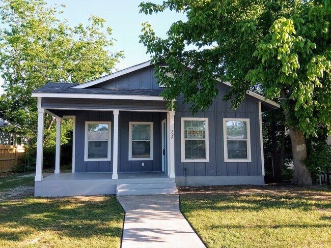 Building Photo - *COMING SOON* 2 Bedroom Duplex Available Near DOWNTOWN!
