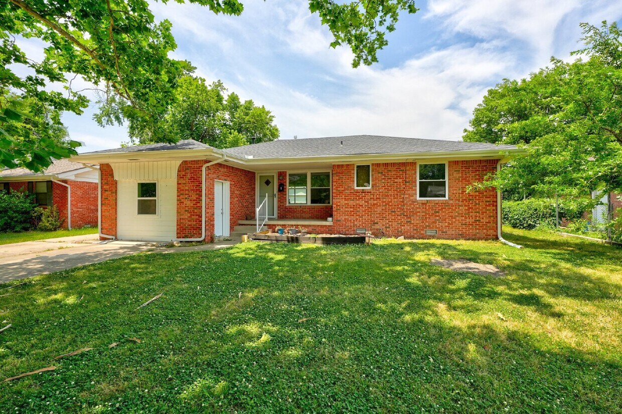 Primary Photo - Charming Oasis at 1219 Kansas St, Norman, OK