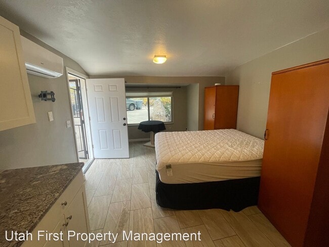 Building Photo - Studio, 1 bath House - 665 N High Desert Rd