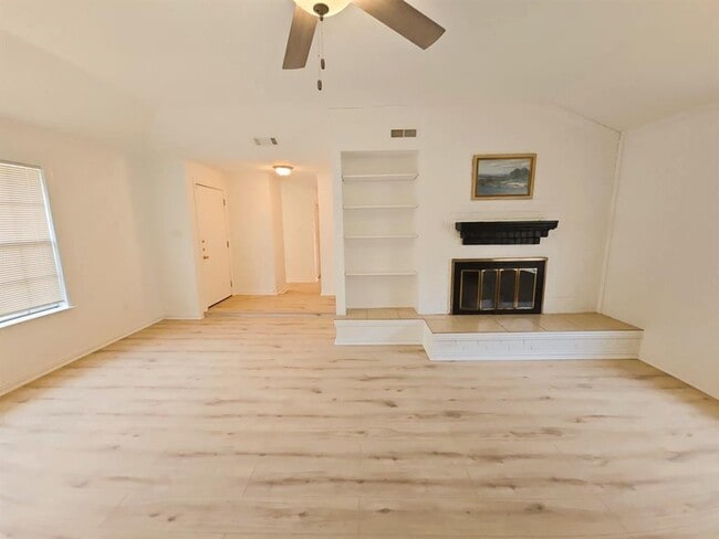 Building Photo - 5815 Oaklynn Dr