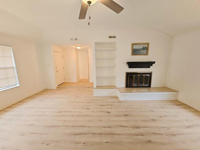 Foto del edificio - 5815 Oaklynn Dr