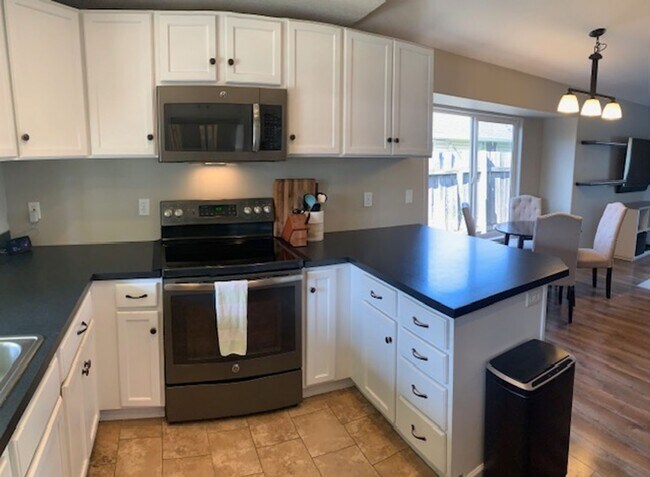 Foto del edificio - $2,600 - Beautifully-maintained single level Ranch-style Three Bedrooms, Two Baths home Ready To ...