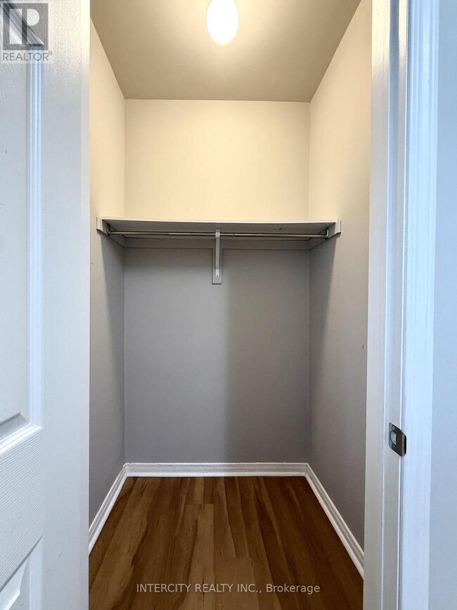 Photo du bâtiment - 410 Queen St S