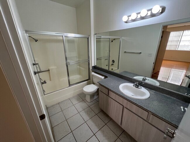 Baño del dormitorio 2 - 1837 Midvale Ave