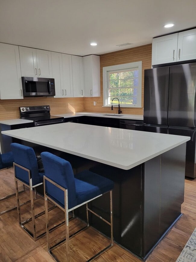 Building Photo - [Free February] 3 Bedroom Single Family Ho...