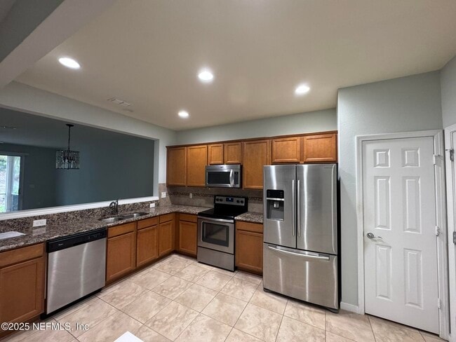 Building Photo - 6881 Roundleaf Dr