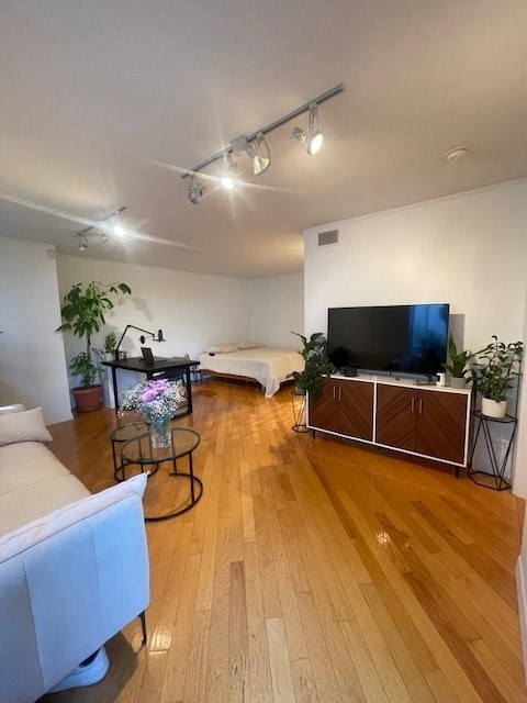 Building Photo - 1224 Poinsettia Dr