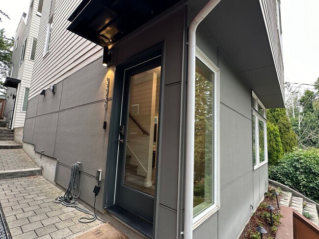 Building Photo - Fremont Home