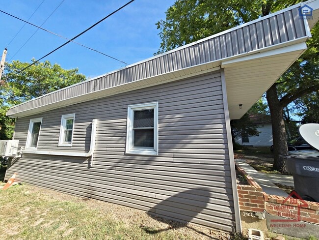 Building Photo - 1502 N Dixie Ave