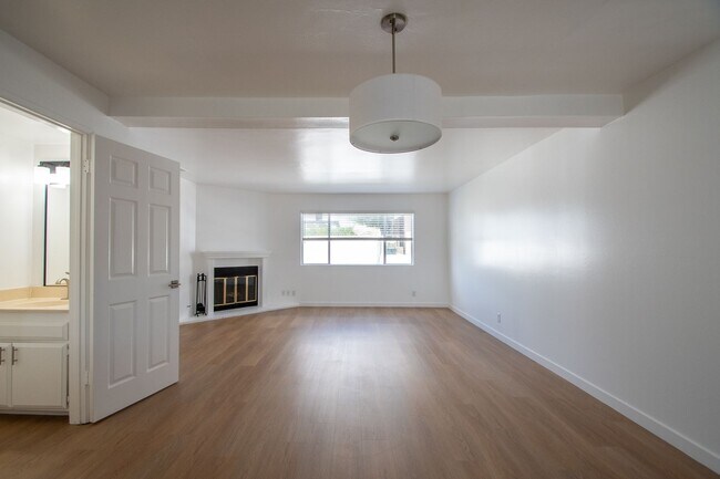 Foto del edificio - 5340 Whitsett Ave