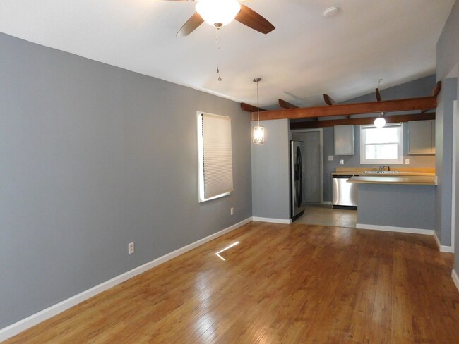Building Photo - 1621 RaceTrack Rd