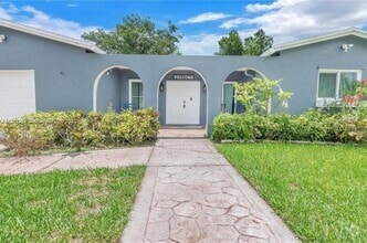 Building Photo - 831 SW 49th Terrace