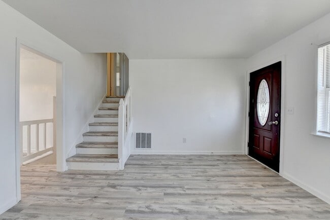 Foto del edificio - 4 Bedroom/2 Bath Renovated Home Available ...