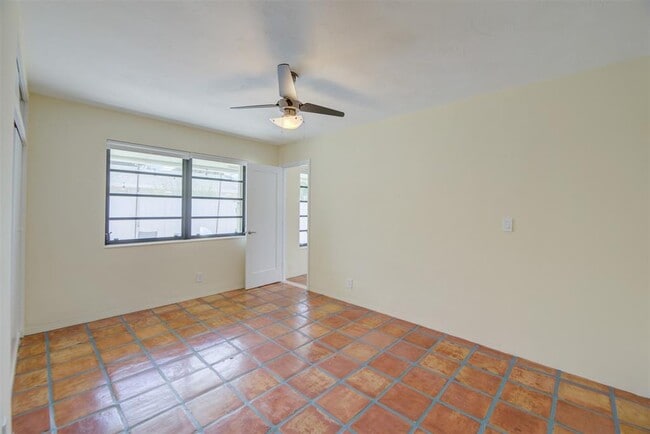 Building Photo - 805 NE 40th St