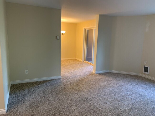 Foto del edificio - Lake Oswego Condo with Access to Mt. Park ...