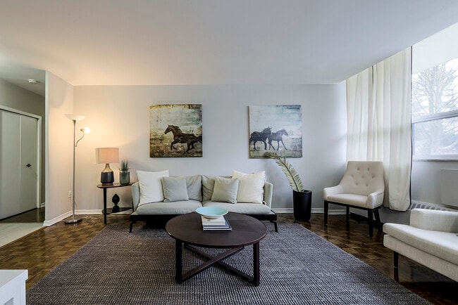 Building Photo - Valencia Towers South