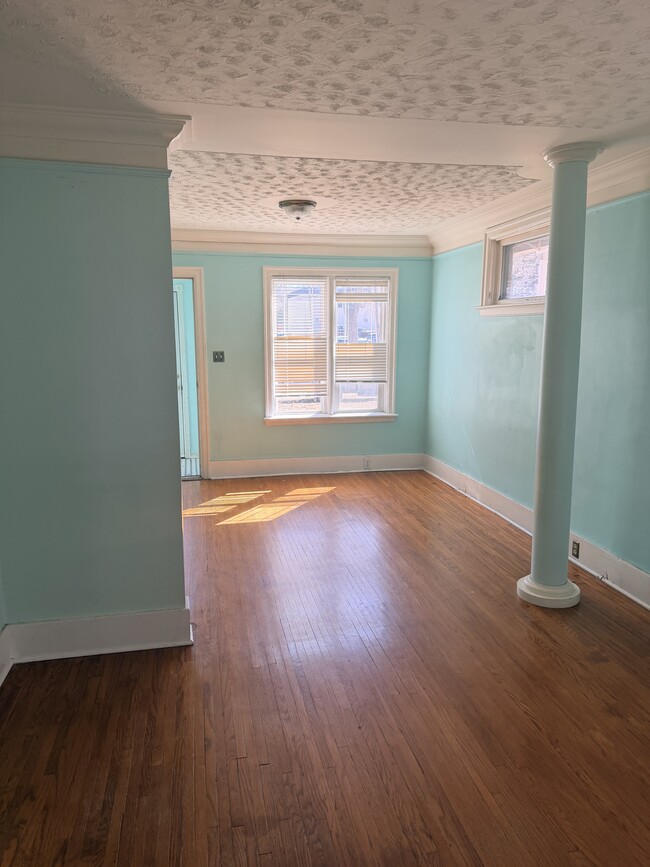 Building Photo - 627 9th St E