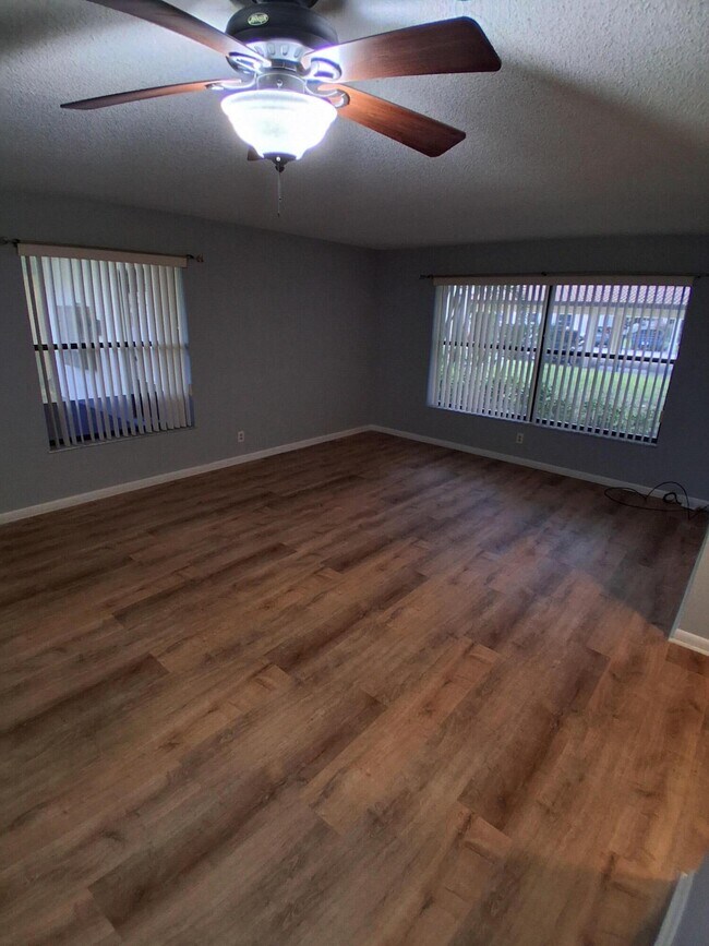 Foto del edificio - 61 SW South River Dr