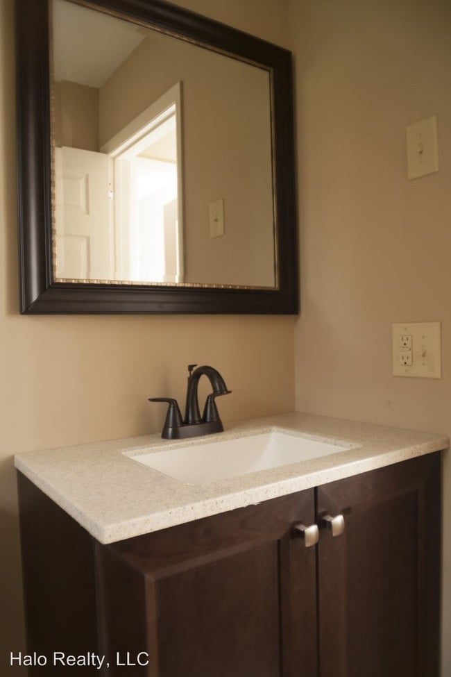 Building Photo - 123 N Valley Rd