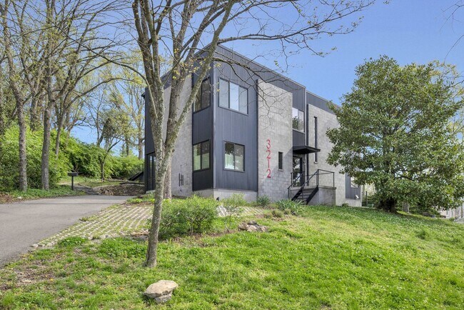 Foto del edificio - Custom-Built 4 Bed/ 2 Full + 2 Half Bath Modern Home at the base of Love Circle, Fully Furnished,...