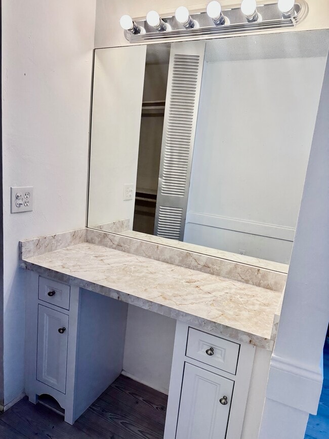 Building Photo - 1225 NE 124th St