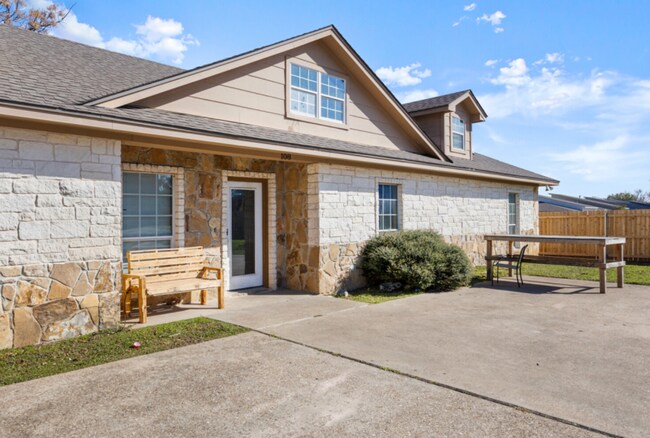 Foto del edificio - 5 bed 4 bath near campus!