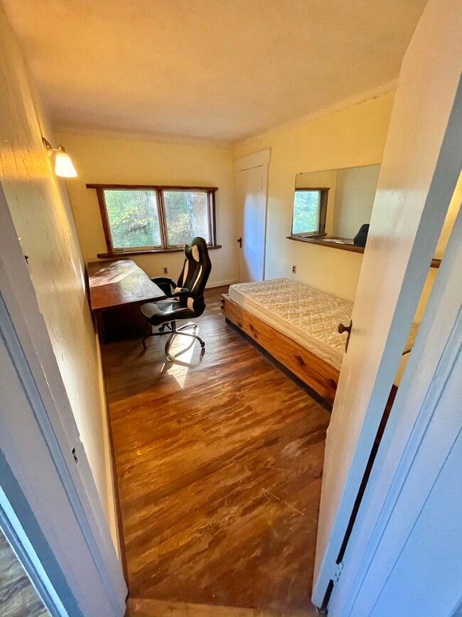 bedroom - 7460 Solonevich Rd