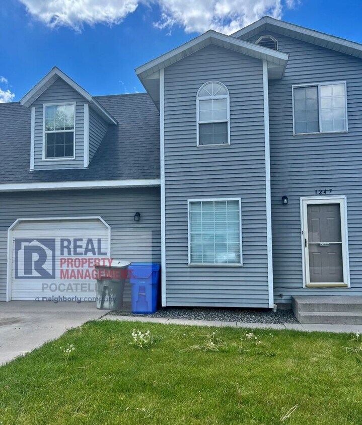 Foto principal - 3 bed 1.5 Bath Duplex - 1 Car Garage