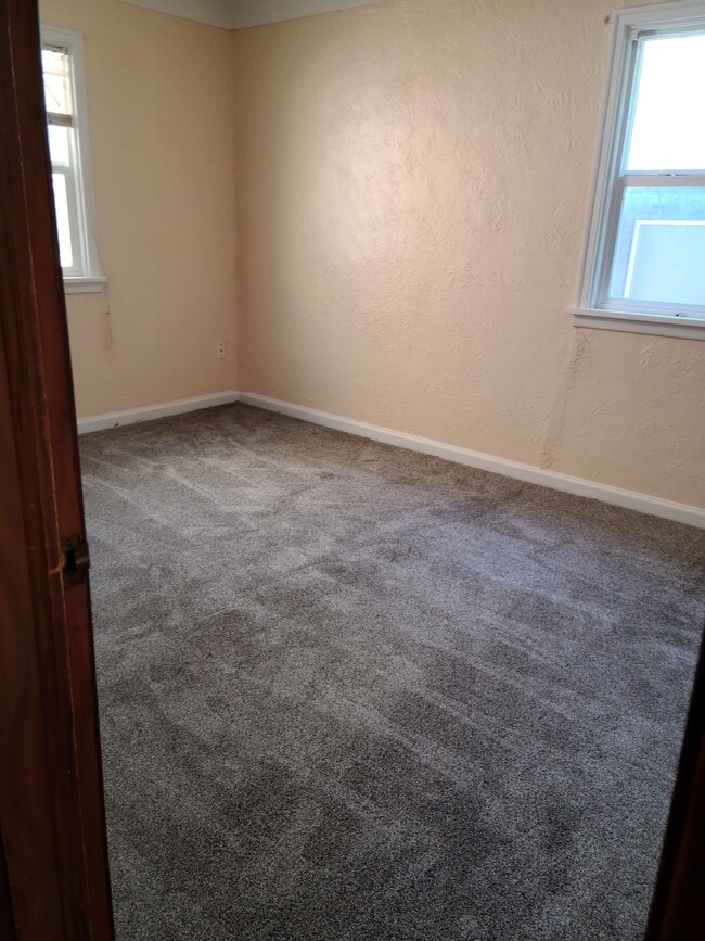 bedroom - 945 E Lander St