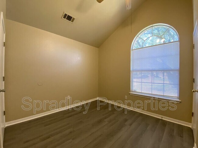 Foto del edificio - 217 Meadowbrook Dr