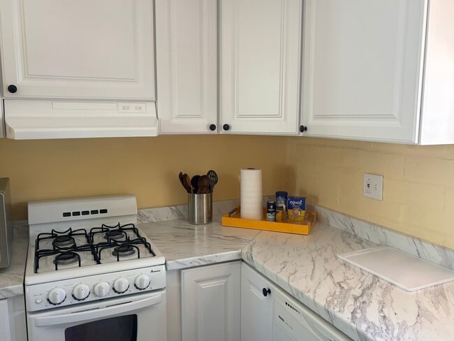 Building Photo - 484 S La Canada Dr
