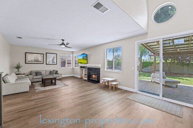 Building Photo - Gorgeous, 3Bed/2.5Bath, Home in Bridgeway ...