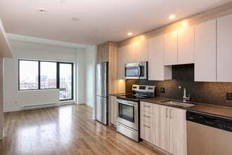 Building Photo - Le 30