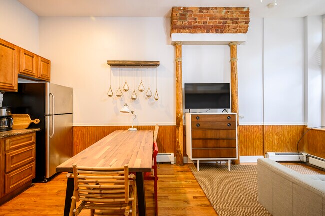 Welcoming dining area - 134 Coles St