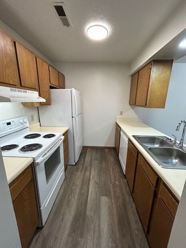 Foto del edificio - 2 bedroom, 1 bath - middle floor apartment with updates & private balcony!