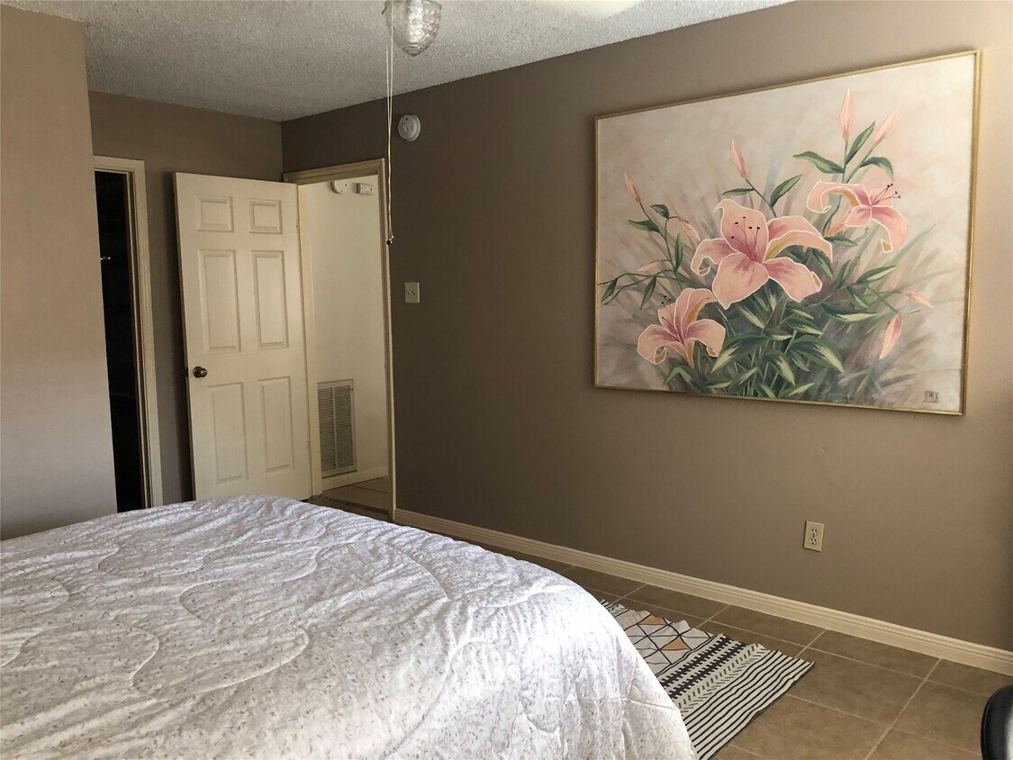 Foto del edificio - 8715 Lawncliff Ln